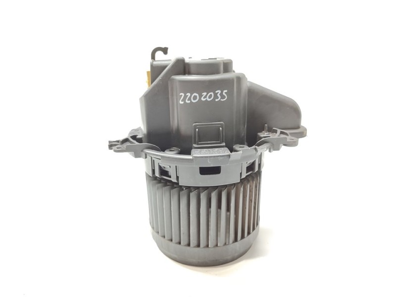 Recambio de ventilador calefaccion para renault captur adventure referencia OEM IAM 272101005R  