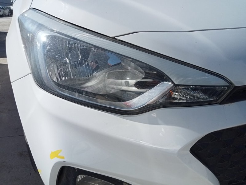 Recambio de faro derecho para hyundai i20 essence referencia OEM IAM 92102C8000  
