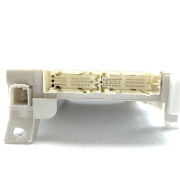 Recambio de caja reles / fusibles para toyota yaris active referencia OEM IAM 8273052F80  