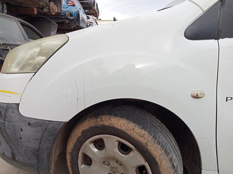 Recambio de aleta delantera izquierda para peugeot partner kombi premium referencia OEM IAM 7840W2  