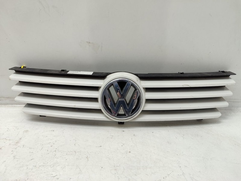 Recambio de rejilla delantera para volkswagen polo berlina (6n2) referencia OEM IAM 6N0853651J  