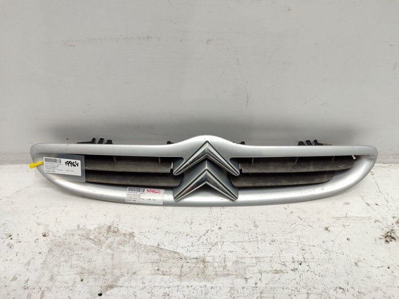 Recambio de rejilla delantera para citroën saxo 1.5 d furio referencia OEM IAM 9636012980  
