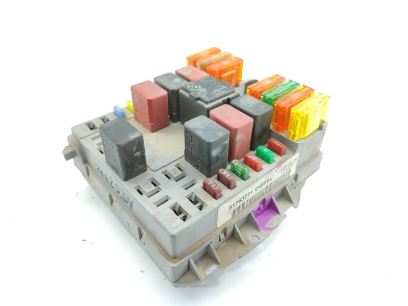 Recambio de caja reles / fusibles para fiat doblo (119) 1.3 16v multijet active com. (55kw) referencia OEM IAM 51763771  