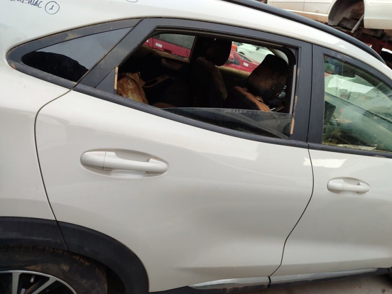 Recambio de puerta trasera derecha para ford puma hybrid titanium design referencia OEM IAM 2405667  