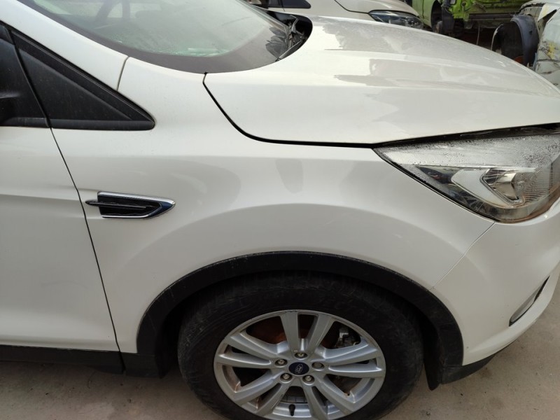 Recambio de aleta delantera derecha para ford kuga titanium referencia OEM IAM 2344151  