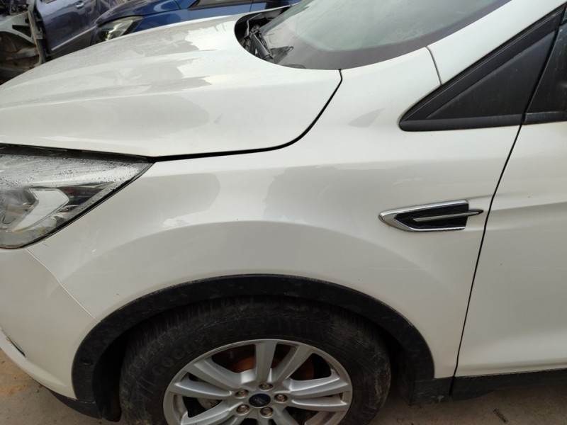 Recambio de aleta delantera izquierda para ford kuga titanium referencia OEM IAM 2344153  