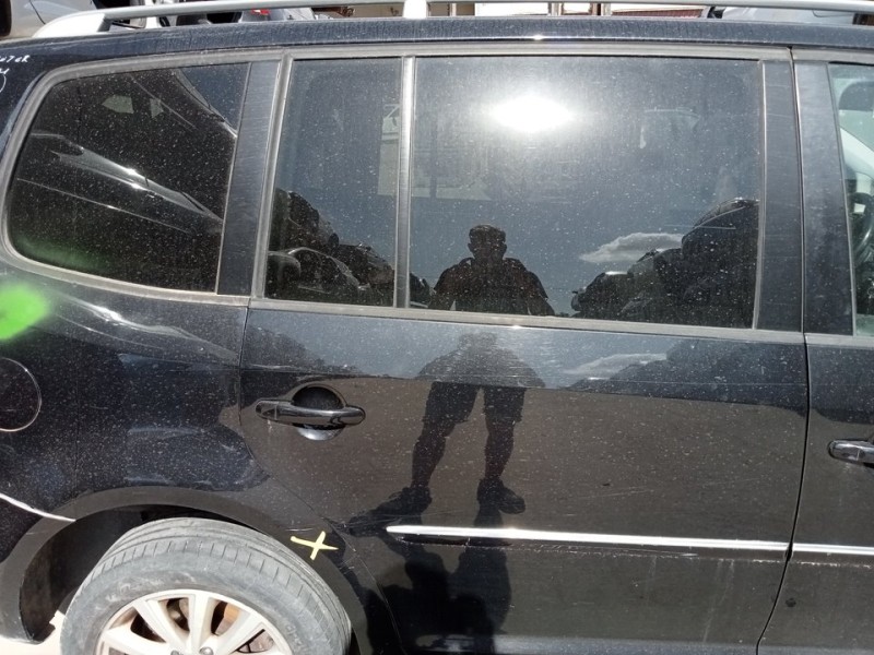 Recambio de puerta trasera derecha para volkswagen touran (1t3) highline referencia OEM IAM 1T0833056S  