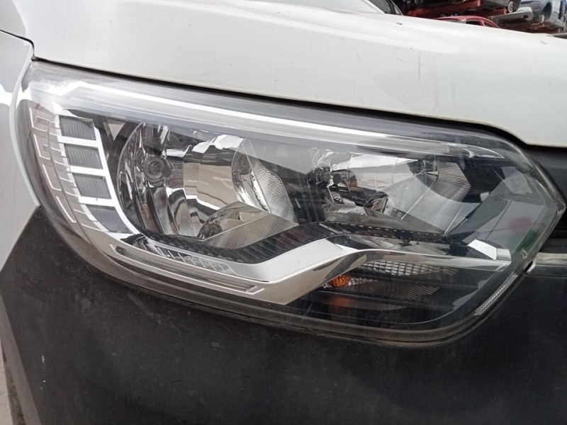 Recambio de faro derecho para renault express basis referencia OEM IAM 260105660R  