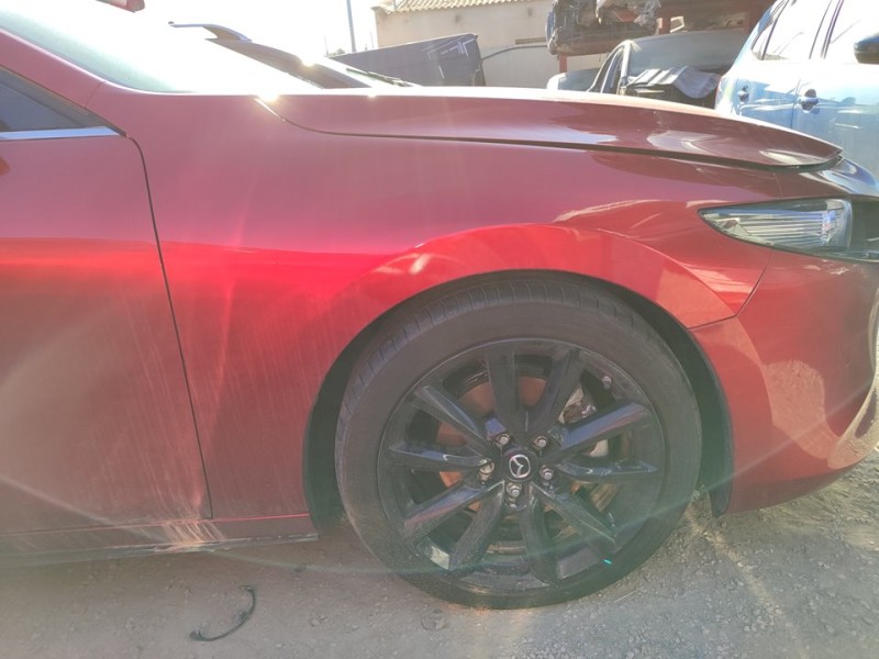 Recambio de aleta delantera derecha para mazda 3 berlina (bp) zenith-x bose referencia OEM IAM BDTS52110  