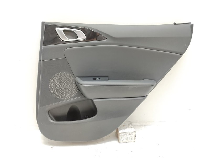 Recambio de guarnecido puerta trasera derecha para kia xceed hibrido 118 kw referencia OEM IAM 83302J7832DQB  