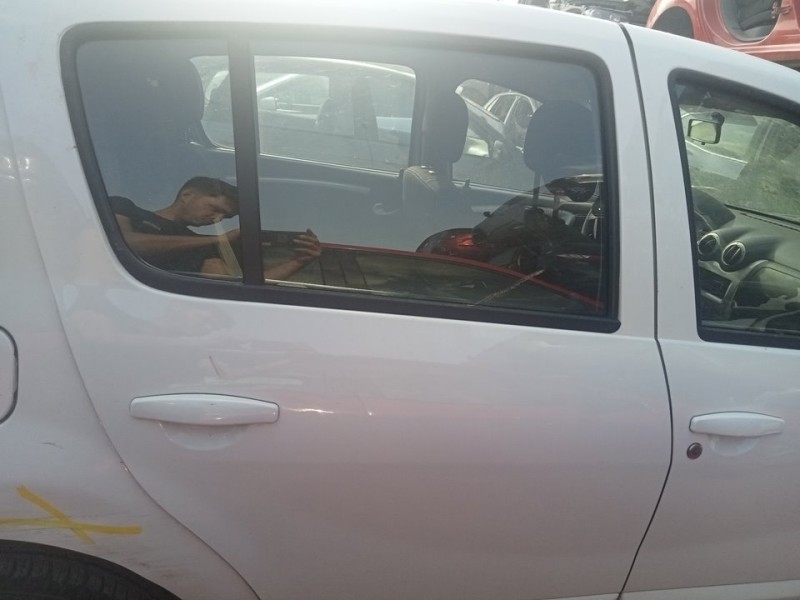 Recambio de puerta trasera derecha para dacia sandero ambiance referencia OEM IAM 821006948R  