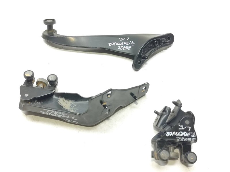 Recambio de soporte / guia puerta corredera para peugeot partner kombi style referencia OEM IAM 9680486680J  