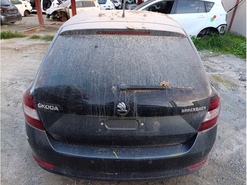 Recambio de porton trasero para skoda rapid active referencia OEM IAM 5JJ827023G  