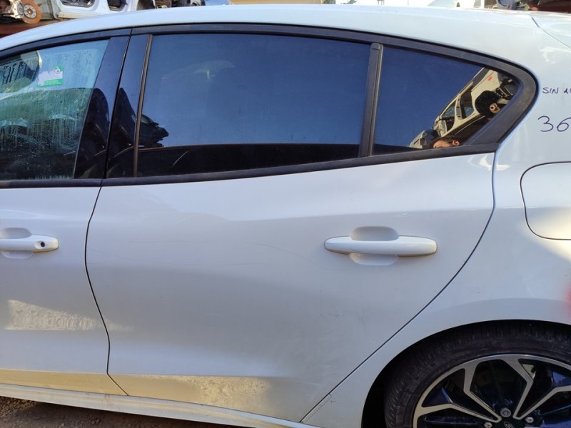 Recambio de puerta trasera izquierda para ford focus st-line referencia OEM IAM PJX7BA24631AG  