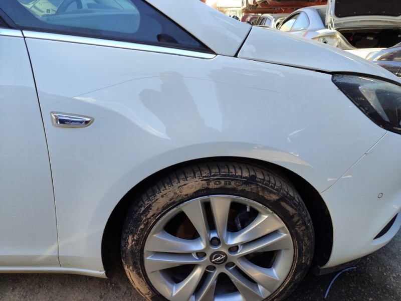 Recambio de aleta delantera derecha para opel zafira tourer edition referencia OEM IAM 13355188  