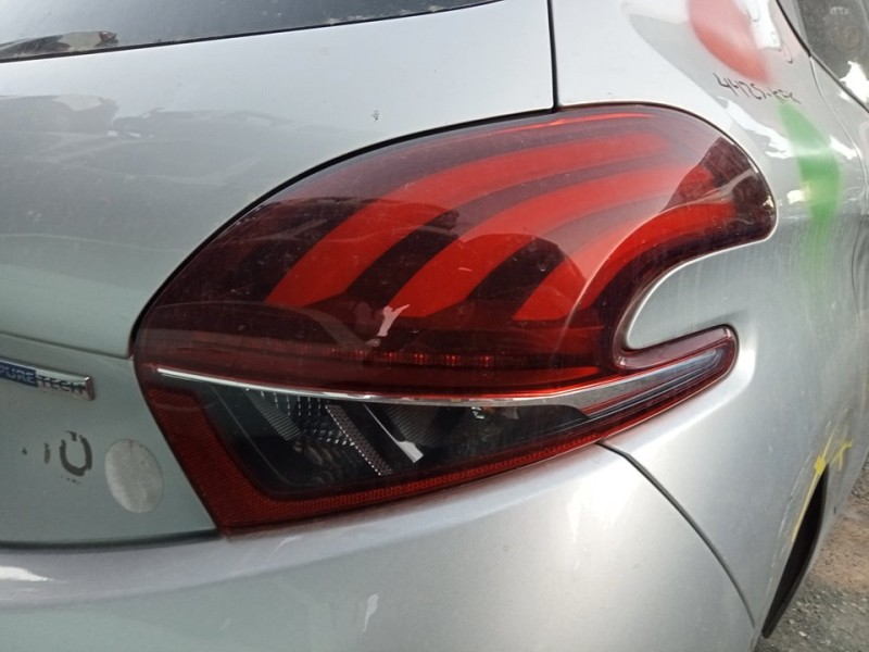 Recambio de piloto trasero derecho para peugeot 208 style referencia OEM IAM 9825601180  