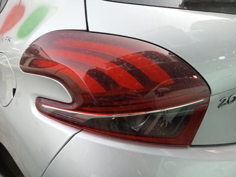 Recambio de piloto trasero izquierdo para peugeot 208 style referencia OEM IAM 9825601280  