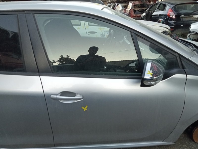 Recambio de puerta delantera derecha para peugeot 208 style referencia OEM IAM 9807820680  