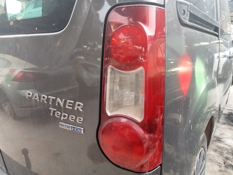 Recambio de piloto trasero derecho para peugeot partner kombi active referencia OEM IAM 9677205480  