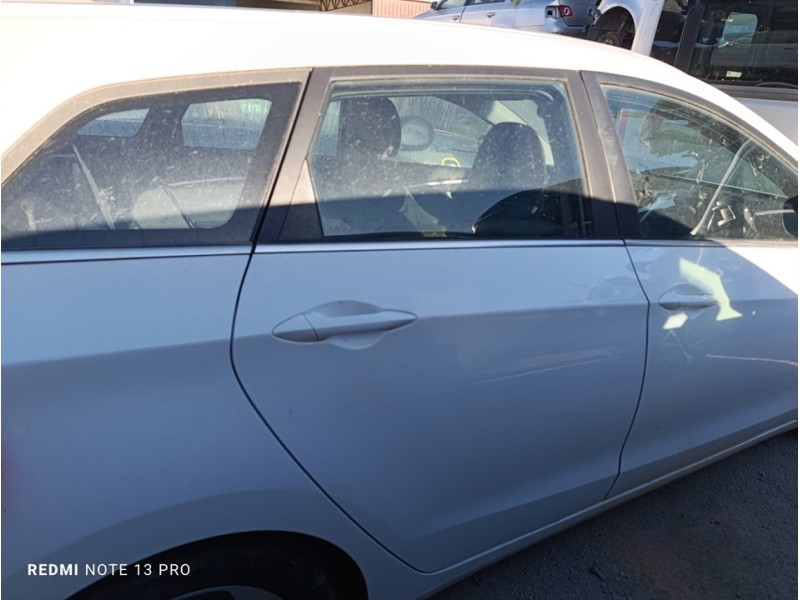 Recambio de puerta trasera derecha para hyundai i30 cw cruise bluedrive referencia OEM IAM 77004A6200  