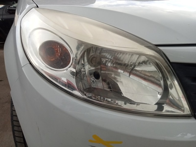 Recambio de faro derecho para dacia sandero ambiance referencia OEM IAM 8200733877  