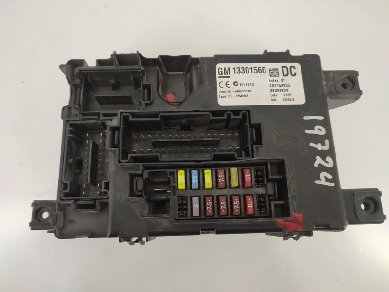 Recambio de caja reles / fusibles para opel corsa d catch me referencia OEM IAM 13301560DC  