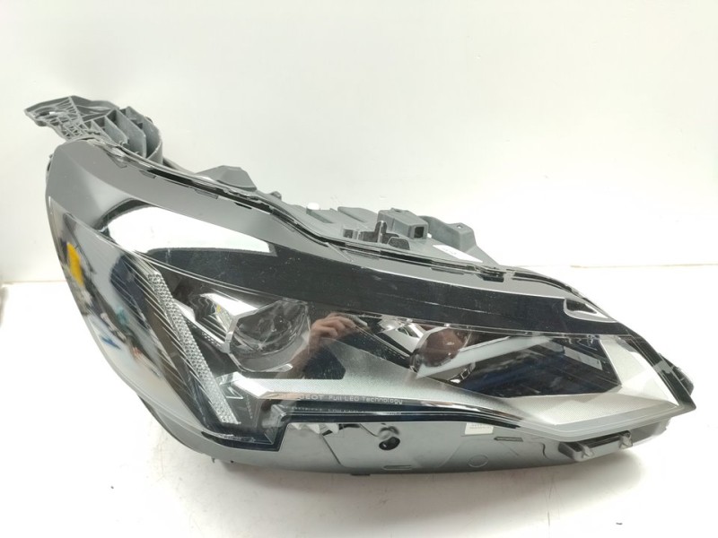 Recambio de faro derecho para peugeot 3008 gt referencia OEM IAM 9836230580  