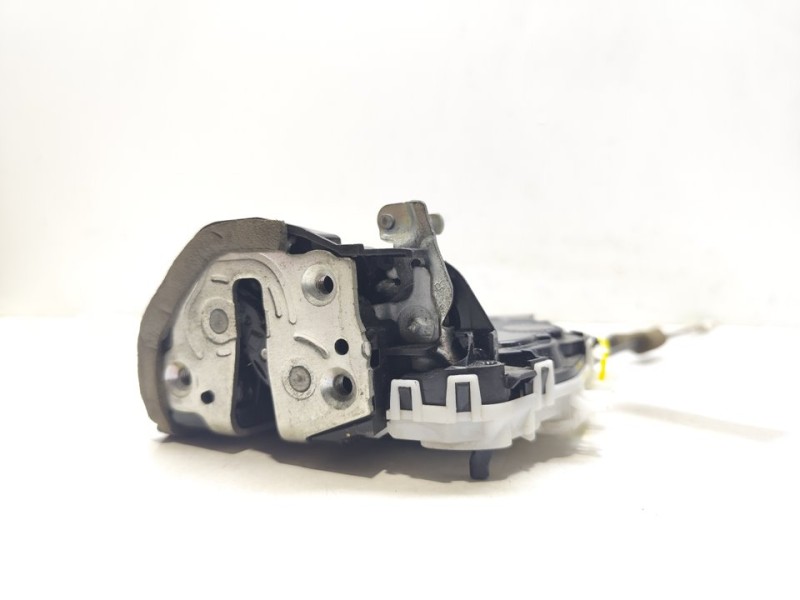 Recambio de cerradura puerta trasera derecha para toyota yaris cross hybrid 2wd active tech referencia OEM IAM 69050K0030  