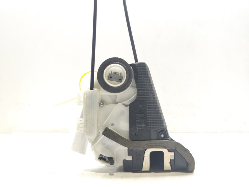 Recambio de cerradura puerta trasera derecha para toyota yaris cross hybrid 2wd active tech referencia OEM IAM 69050K0030  