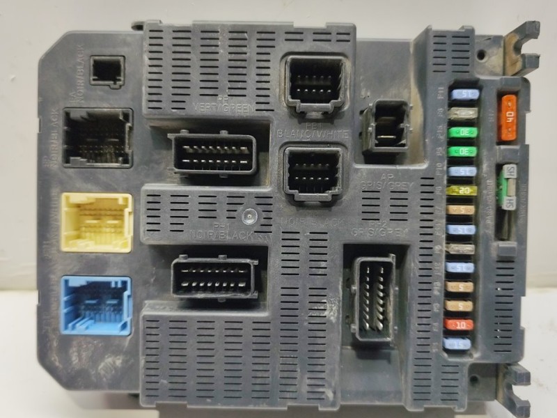 Recambio de caja reles / fusibles para citroën c4 berlina lx referencia OEM IAM 9663798580  