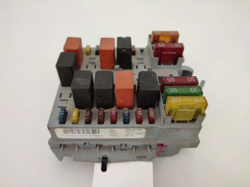 Recambio de caja reles / fusibles para fiat stilo (192) 1.9 jtd cat referencia OEM IAM 0046846109057657  