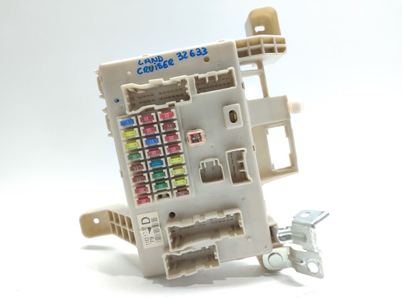 Recambio de caja reles / fusibles para toyota land cruiser (j12) 3.0 d4-d vx referencia OEM IAM 8274135110  