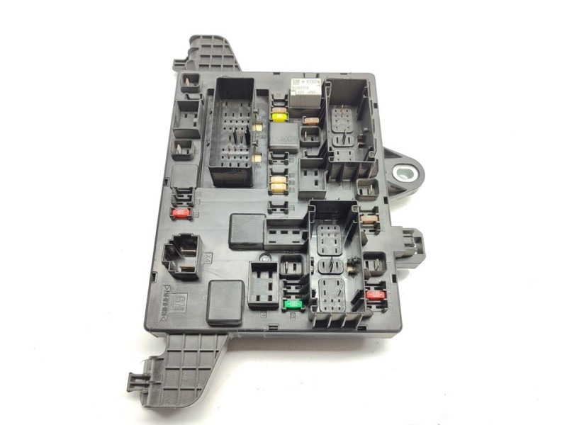 Recambio de caja reles / fusibles para opel astra j gtc sportive referencia OEM IAM 13368651  