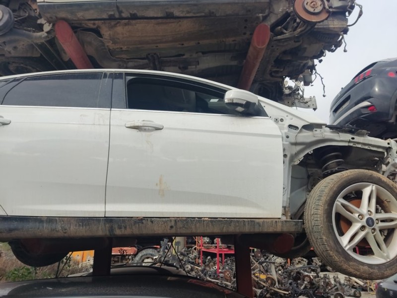 Recambio de puerta delantera derecha para ford focus lim. business referencia OEM IAM PBM51A20124BF  