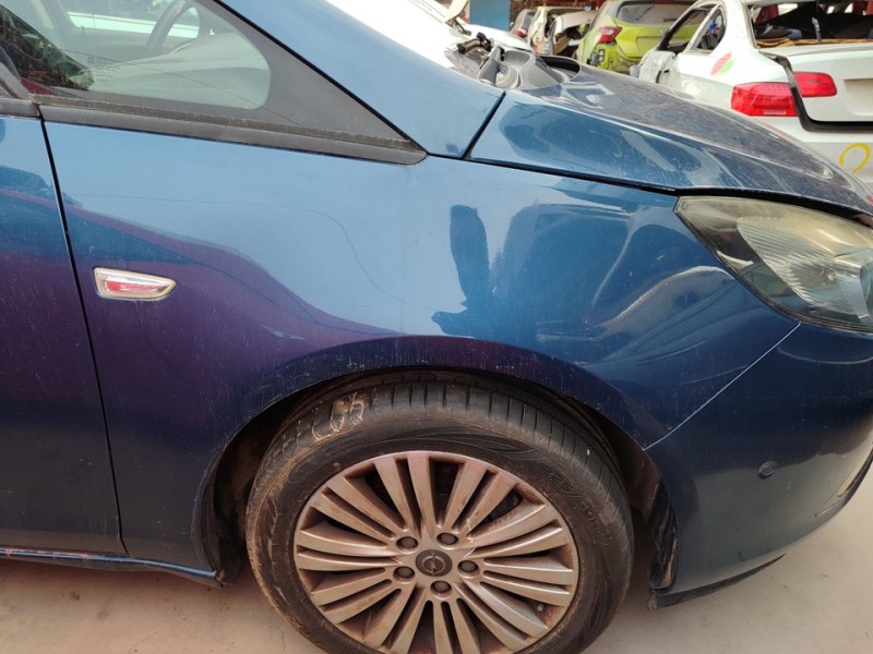 Recambio de aleta delantera derecha para opel zafira tourer selective referencia OEM IAM 13355188  