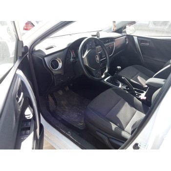 toyota auris del año 2014