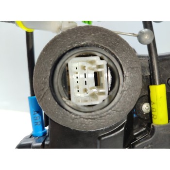 Recambio de cerradura puerta trasera derecha para toyota auris hybrid active referencia OEM IAM 6905005051  