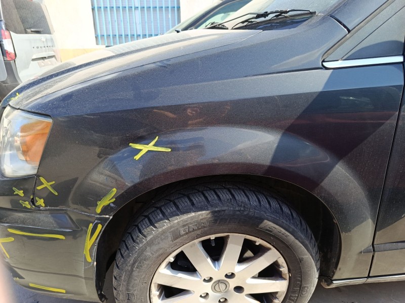 Recambio de aleta delantera izquierda para chrysler grand voyager v (rt) 2.8 crd referencia OEM IAM 68029129AD  