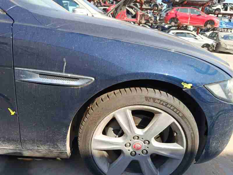Recambio de aleta delantera derecha para jaguar xe (x760) 2.0 d referencia OEM IAM T4N2636  