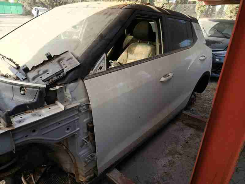 Recambio de puerta delantera izquierda para ssangyong tivoli 1.6 referencia OEM IAM 6201135004  