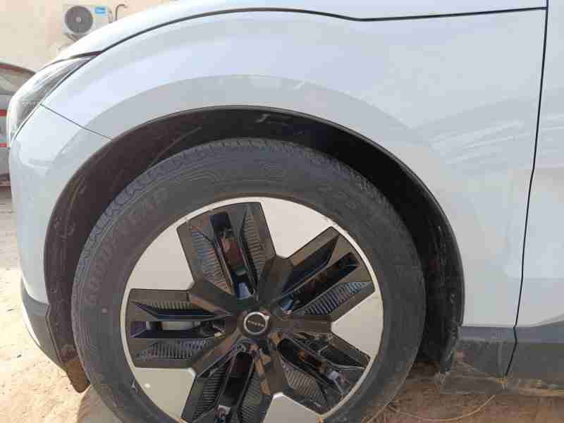 Recambio de aleta delantera izquierda para volvo ex30 plus 2wd pure electric referencia OEM IAM 80009031  