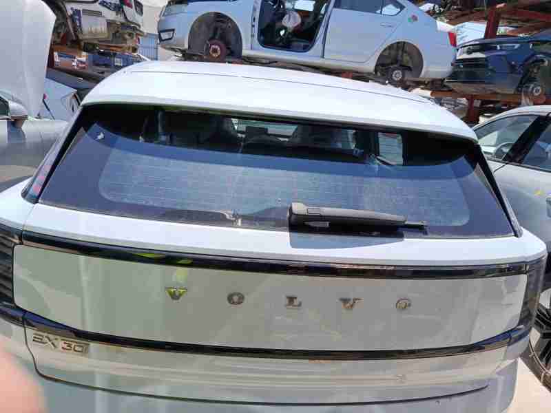 Recambio de porton trasero para volvo ex30 plus 2wd pure electric referencia OEM IAM 80010818  