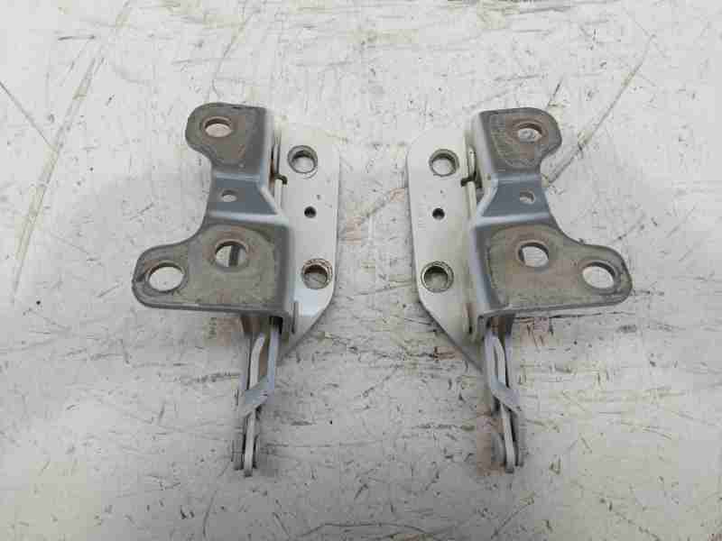 Recambio de bisagra capot para ssangyong tivoli grand limited 4x2 referencia OEM IAM 6181035000 / 6182035000  