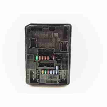 Recambio de caja reles / fusibles para renault trafic furgón l1h1 2,8t referencia OEM IAM 284B77542R  