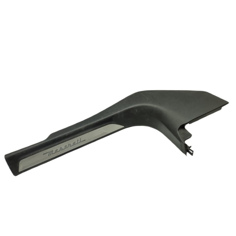 Recambio de guarnecido puerta delantera derecha para maserati levante diesel referencia OEM IAM 670040373  