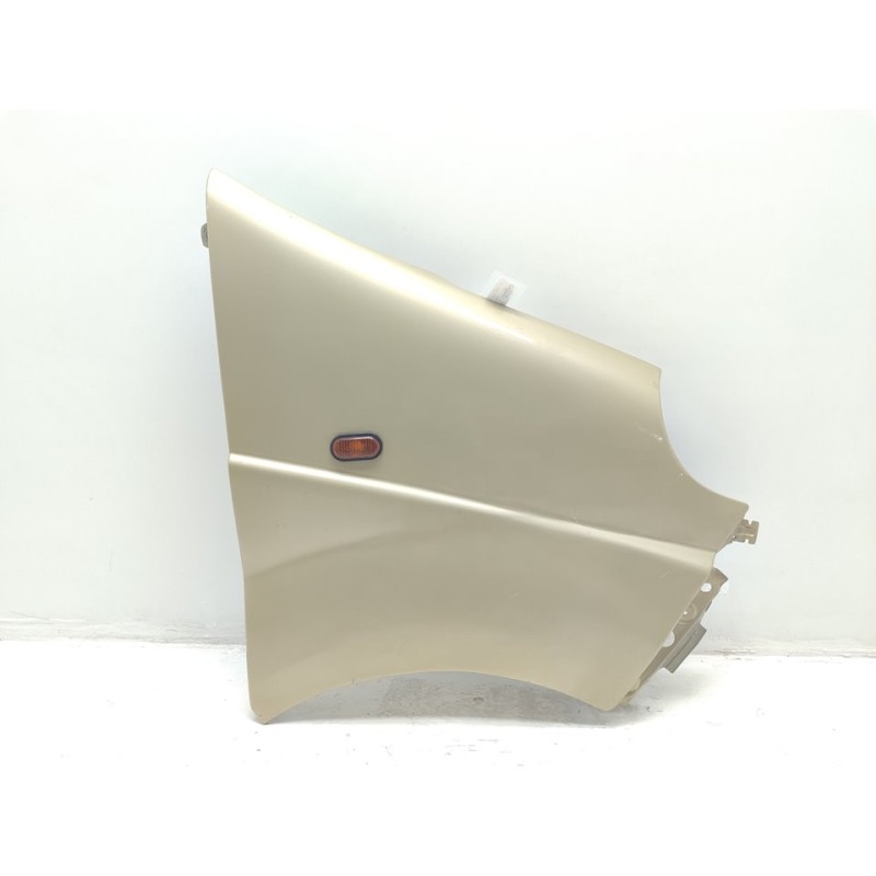 Recambio de aleta delantera derecha para opel vivaro combi 2.7t corto referencia OEM IAM 7782524467  