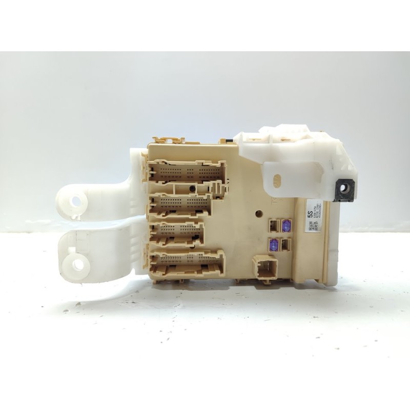 Recambio de caja reles / fusibles para toyota auris hybrid active referencia OEM IAM 8273012X81  