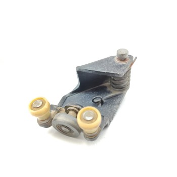 Recambio de soporte / guia puerta corredera para renault trafic furgón l1h1 2,7t referencia OEM IAM 777653970R  