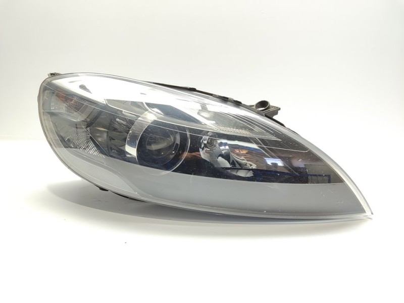 Recambio de faro derecho para volvo v40 momentum referencia OEM IAM 31283333  