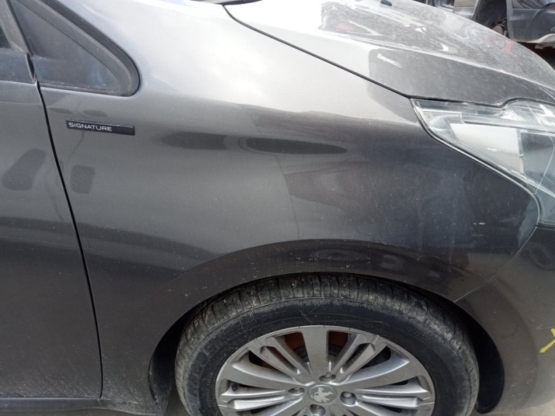 Recambio de aleta delantera derecha para peugeot 208 signature referencia OEM IAM 9672971480  